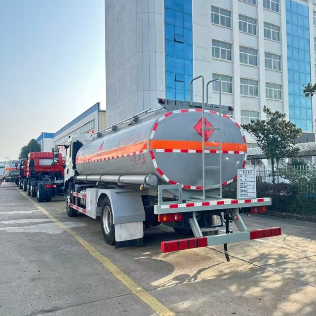 Dongfeng Tianjin 15-cubic-meter oil tank truck Diesel transport truck