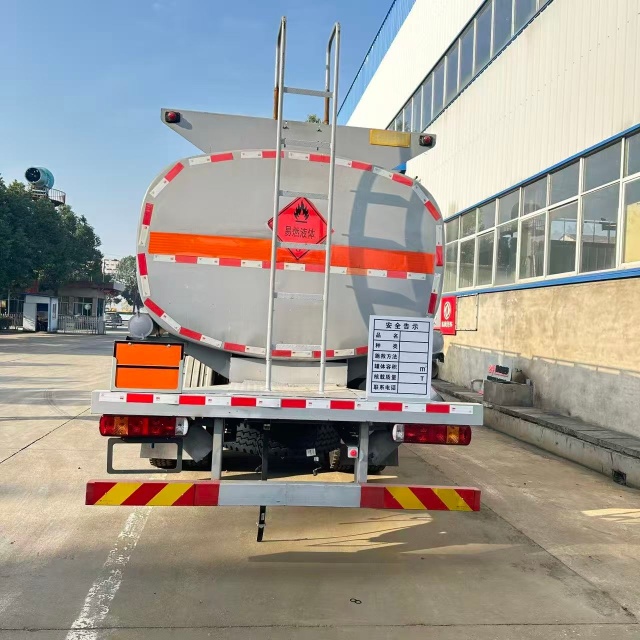 Sinotruk Howo TX7 Oil Tank Transport Truck