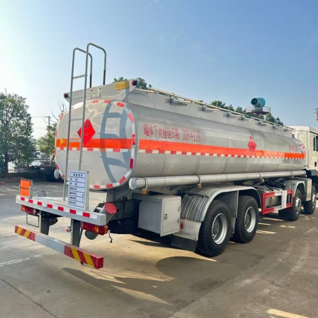 Sinotruk Howo TX7 Oil Tank Transport Truck