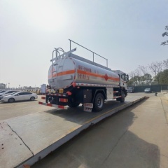 Dongfeng T5 15.5 cubic meter oil tank truck