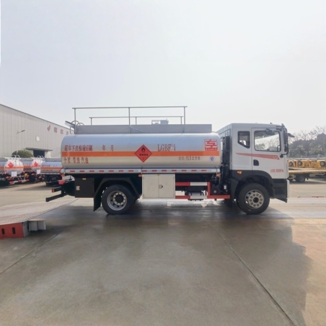 Dongfeng T5 15.5 cubic meter oil tank truck