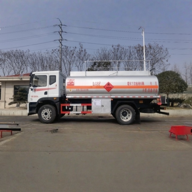 Dongfeng T5 15.5 cubic meter oil tank truck