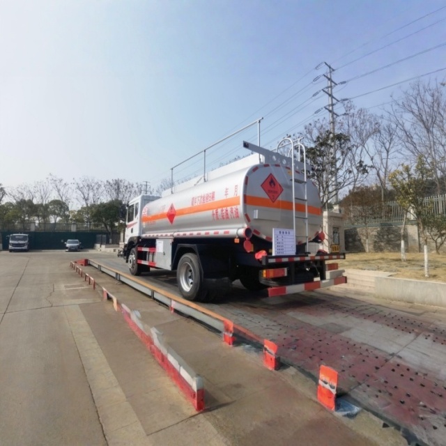 Dongfeng T5 15.5 cubic meter oil tank truck