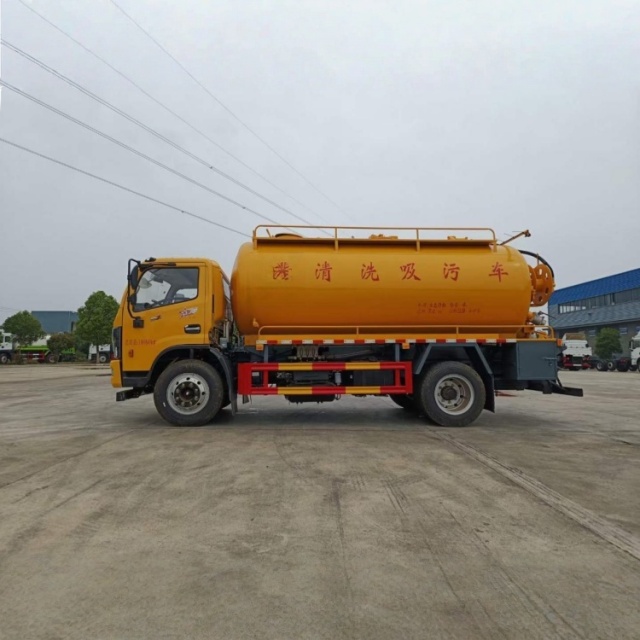 重汽豪沃清洗吸污卡车潍柴190马力4000mm轴距