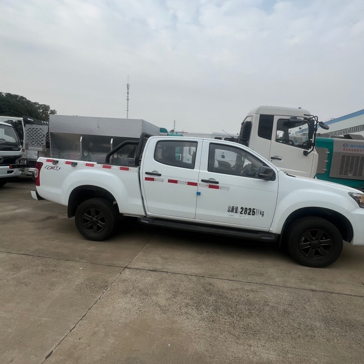 Isuzu pickup snow removal truck with a wheelbase of 3095 millimeters and an Isuzu 143-horsepower engine
