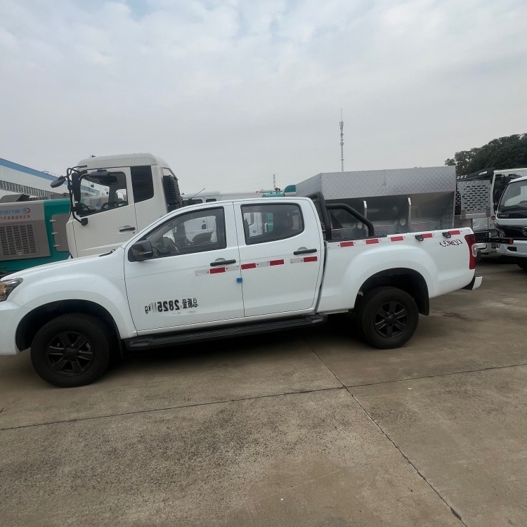 Isuzu pickup snow removal truck with a wheelbase of 3095 millimeters and an Isuzu 143-horsepower engine