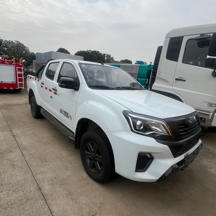 Isuzu pickup snow removal truck with a wheelbase of 3095 millimeters and an Isuzu 143-horsepower engine
