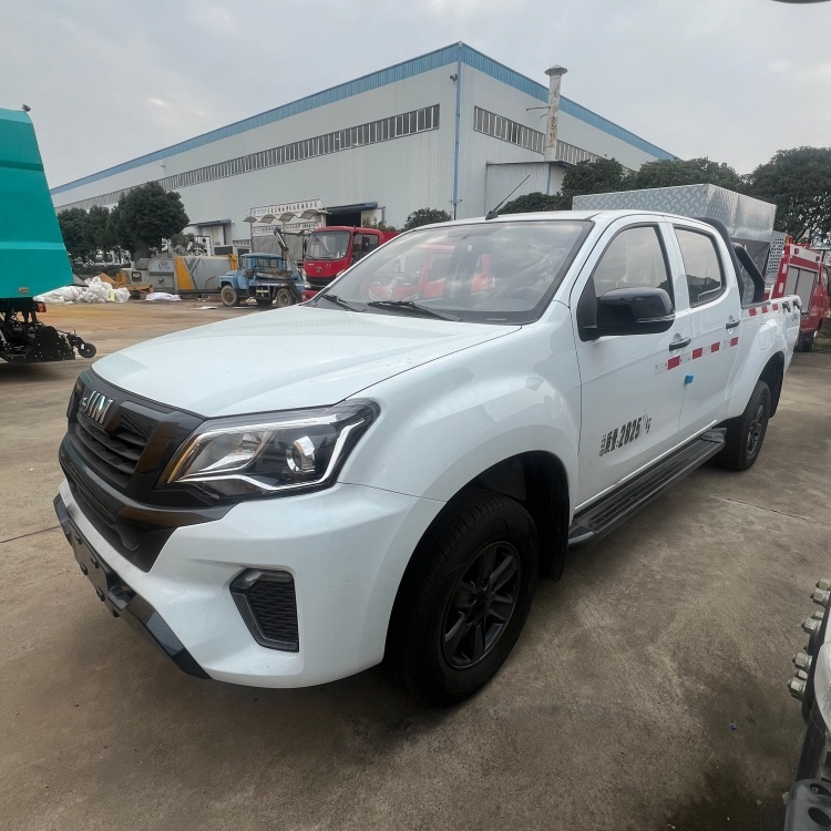 Isuzu pickup snow removal truck with a wheelbase of 3095 millimeters and an Isuzu 143-horsepower engine