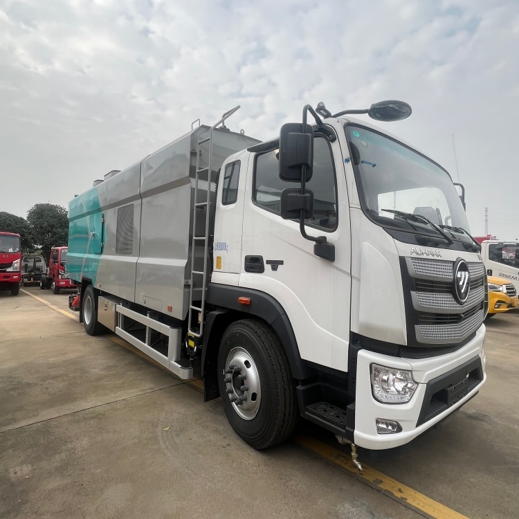 Foton Auhong washing and sweeping truck with Cummins 210 horsepower engine and 5500mm wheelbase