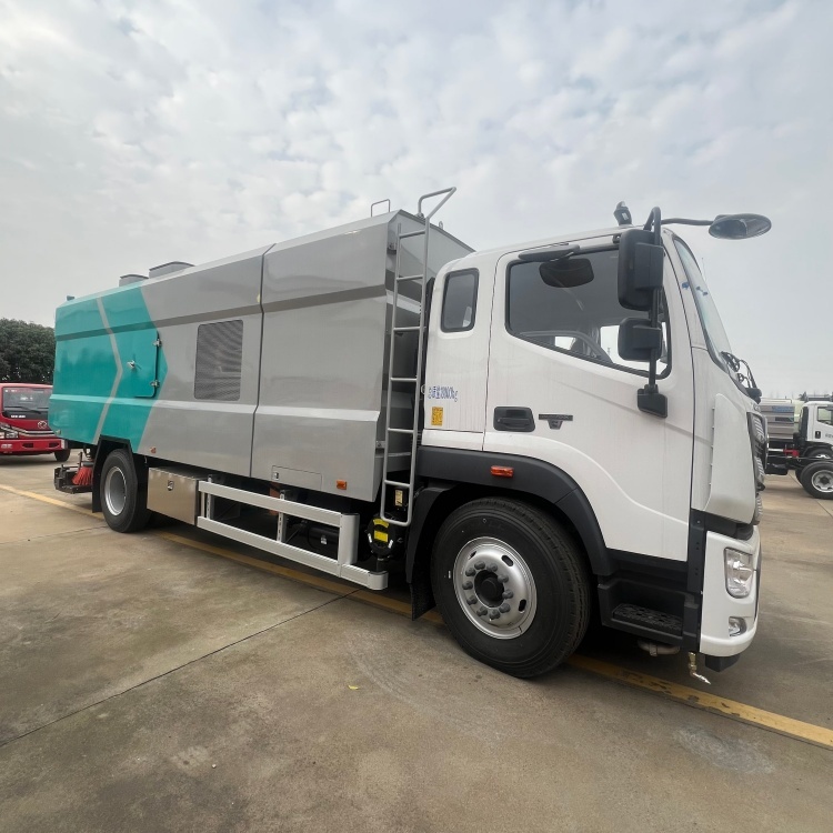 Foton Auhong washing and sweeping truck with Cummins 210 horsepower engine and 5500mm wheelbase