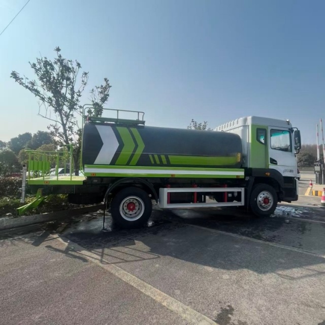 DFL Huashen T6 10.6 cubic meter green sprinkler truck