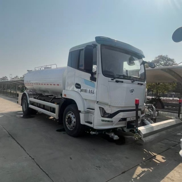 Yiwei Electric Multifunctional Sprinkler and Snow Removal Vehicle