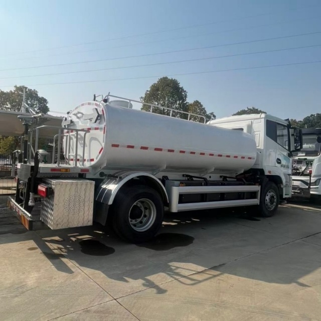 Yiwei Electric Multifunctional Sprinkler and Snow Removal Vehicle