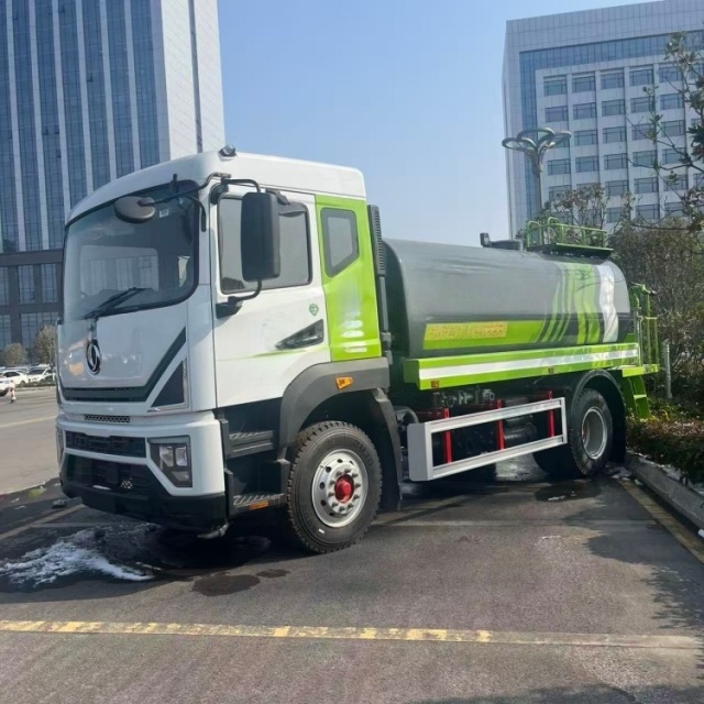 DFL Huashen T6 10.6 cubic meter green sprinkler truck