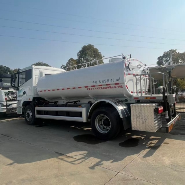 Yiwei Electric Multifunctional Sprinkler and Snow Removal Vehicle