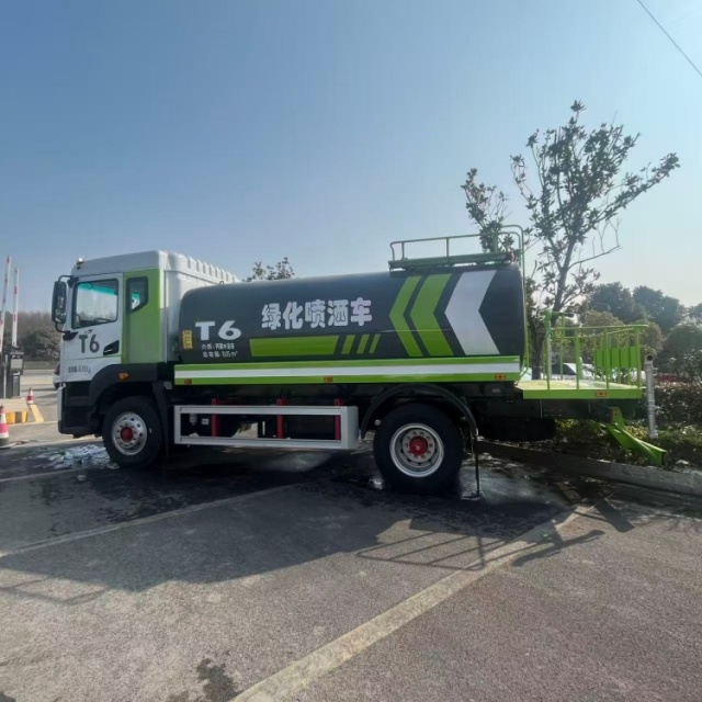 DFL Huashen T6 10.6 cubic meter green sprinkler truck