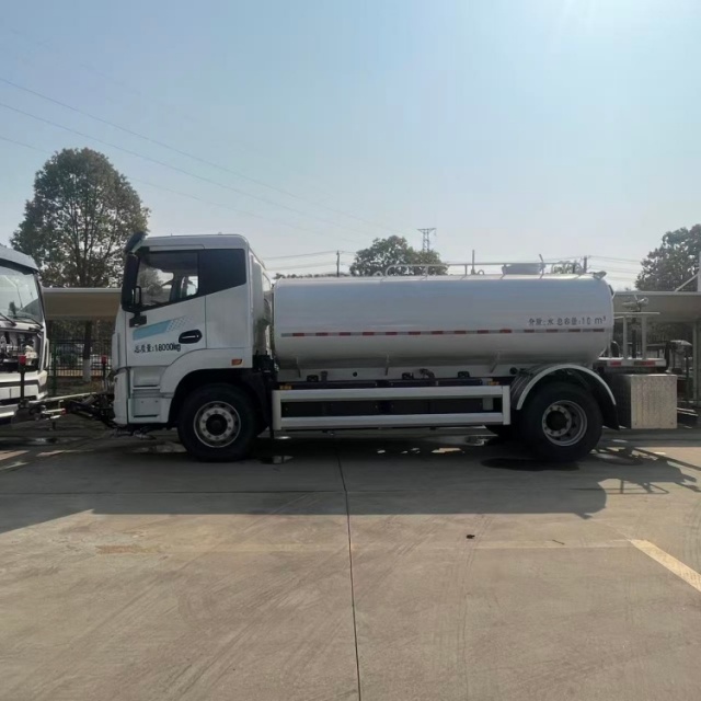 Yiwei Electric Multifunctional Sprinkler and Snow Removal Vehicle