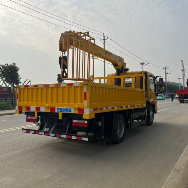 DFL  blue license 4-ton truck-mounted crane