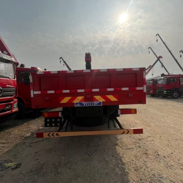 DFL Jincheng rear eight-wheel Changxing 12-ton truck-mounted crane