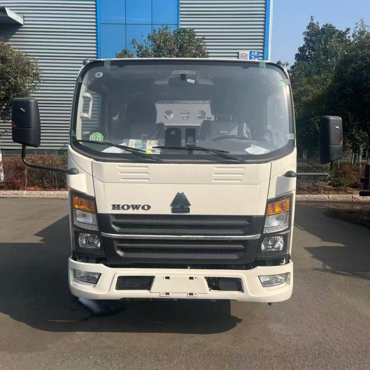 Sinotruk Howo 2200L Blue License Refueling Truck, Flammable Liquid Oil Transport Truck