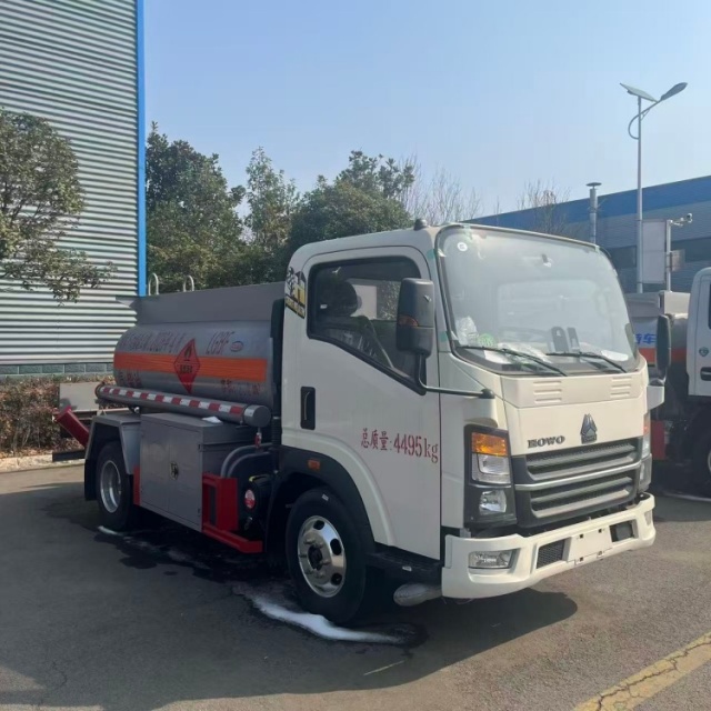 Sinotruk Howo 2200L Blue License Refueling Truck, Flammable Liquid Oil Transport Truck
