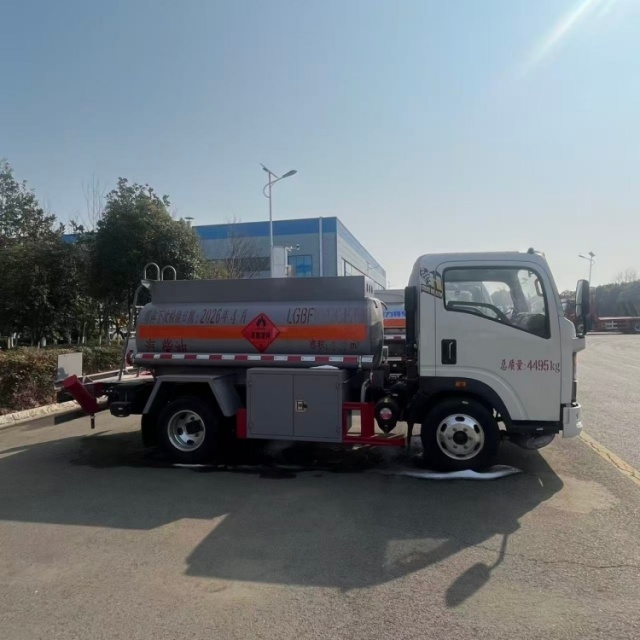 Sinotruk Howo 2200L Blue License Refueling Truck, Flammable Liquid Oil Transport Truck