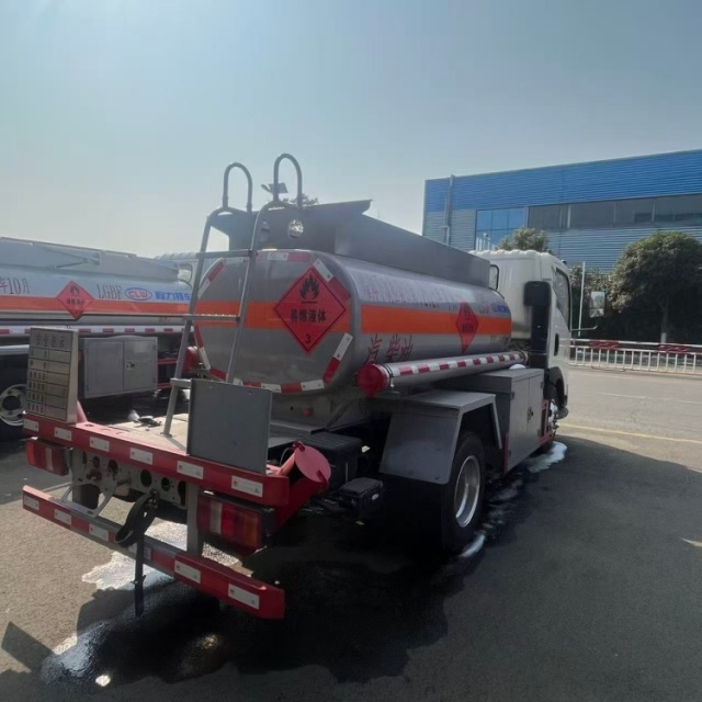 Sinotruk Howo 2200L Blue License Refueling Truck, Flammable Liquid Oil Transport Truck