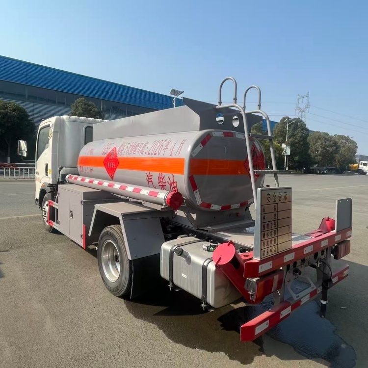 Sinotruk Howo 2200L Blue License Refueling Truck, Flammable Liquid Oil Transport Truck