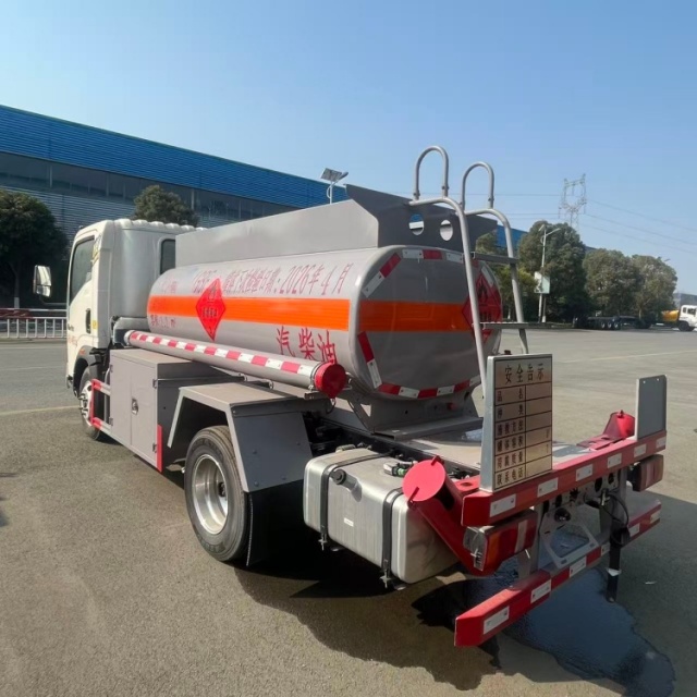 Sinotruk Howo 2200L Blue License Refueling Truck, Flammable Liquid Oil Transport Truck