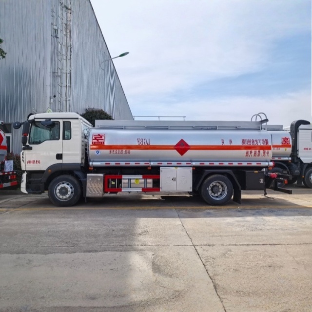 Sinotruk Howo TX Single Axle, Gross Mass 18000kg, 15000L Fuel Tanker Truck