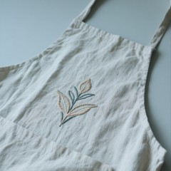 Ins-style minimalist embroidered apron
