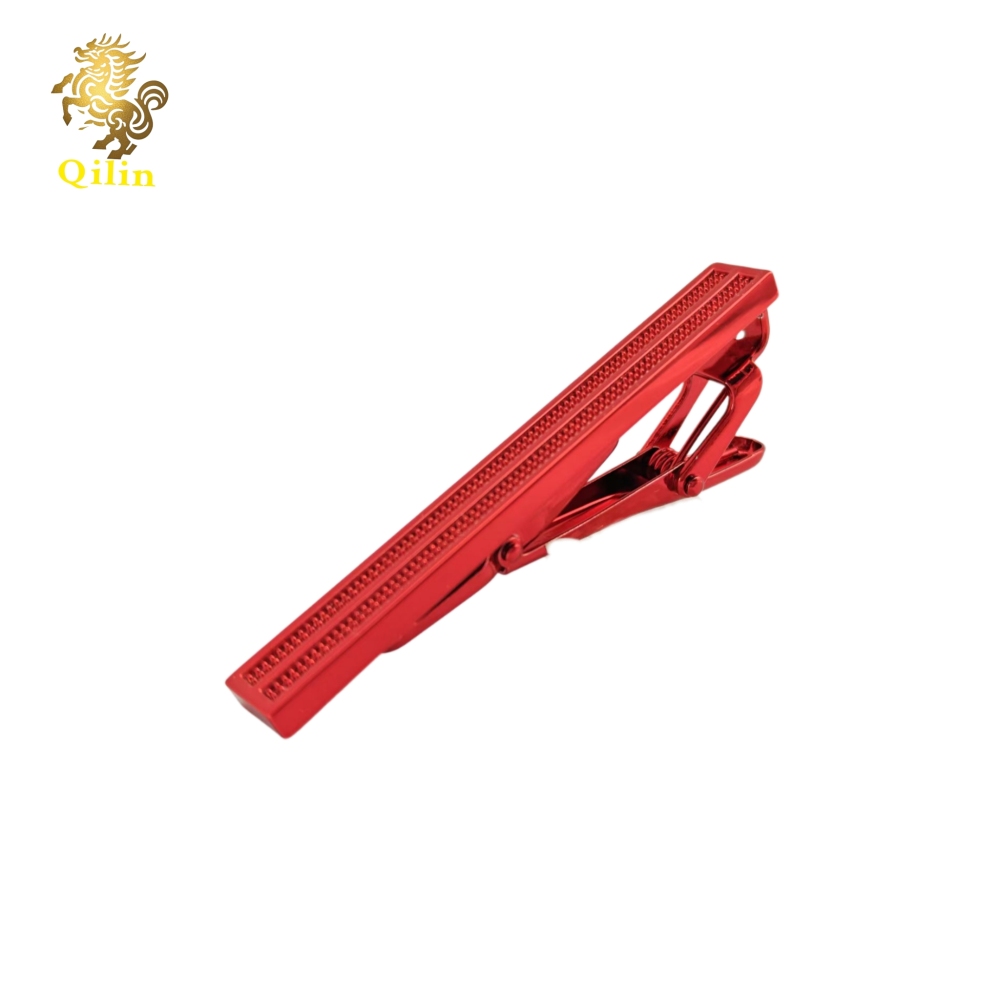 The QILIN tie clip comes in a gift box. It is a fashion pioneer with classic styles, and it is the best choice for weddings, business events, and as a gift for men.