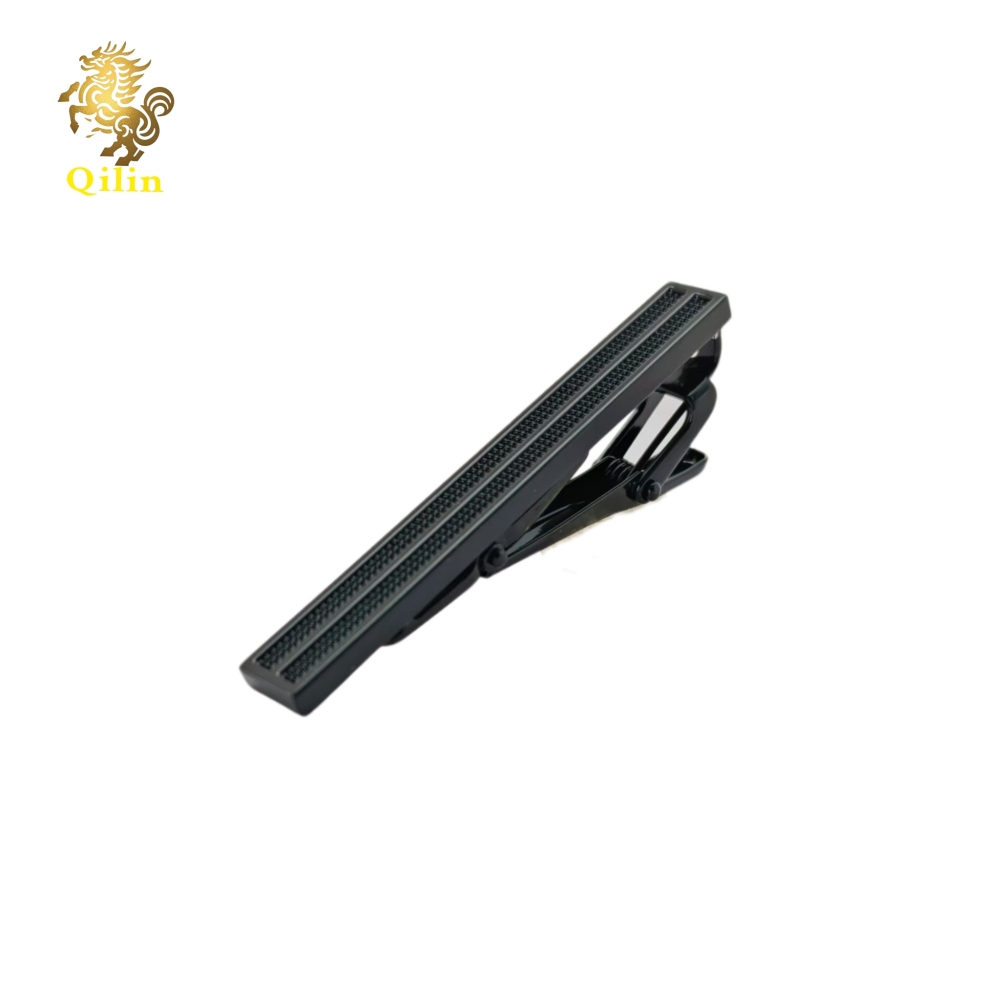 The QILIN tie clip comes in a gift box. It is a fashion pioneer with classic styles, and it is the best choice for weddings, business events, and as a gift for men.