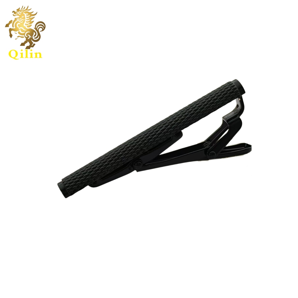 The QILIN tie clip comes in a gift box. It is a fashion pioneer with classic styles, and it is the best choice for weddings, business events, and as a gift for men.