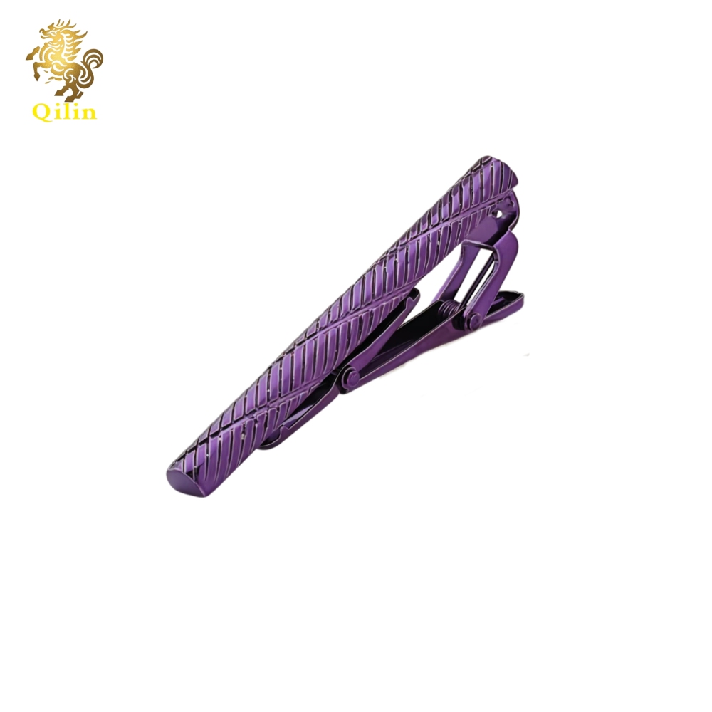 The QILIN tie clip comes in a gift box. It is a fashion pioneer with classic styles, and it is the best choice for weddings, business events, and as a gift for men.