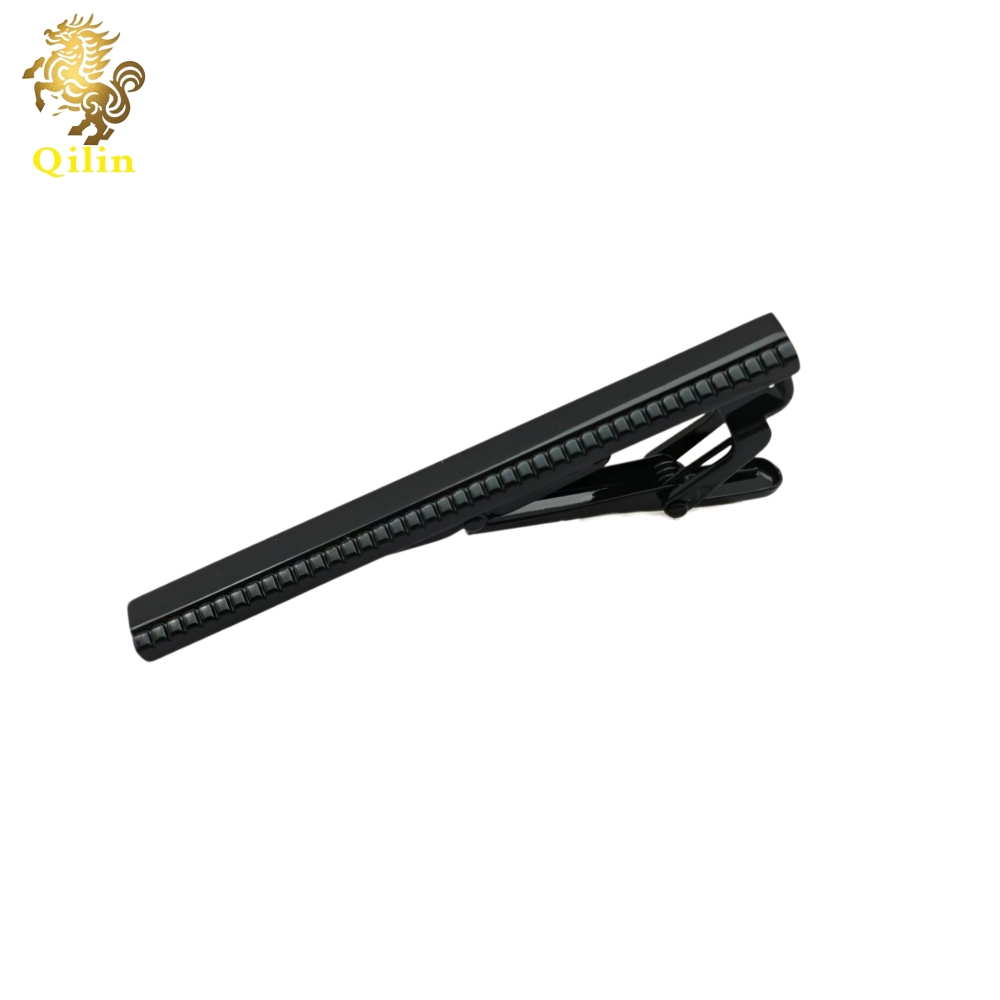 The QILIN tie clip comes in a gift box. It is a fashion pioneer with classic styles, and it is the best choice for weddings, business events, and as a gift for men.