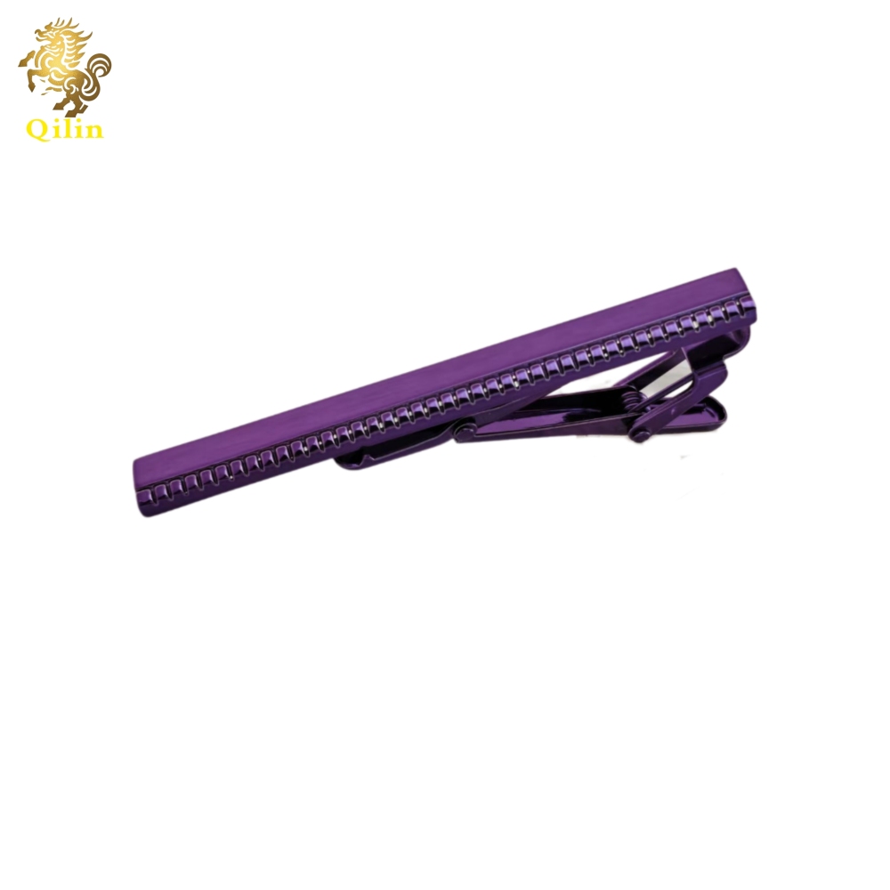 The QILIN tie clip comes in a gift box. It is a fashion pioneer with classic styles, and it is the best choice for weddings, business events, and as a gift for men.