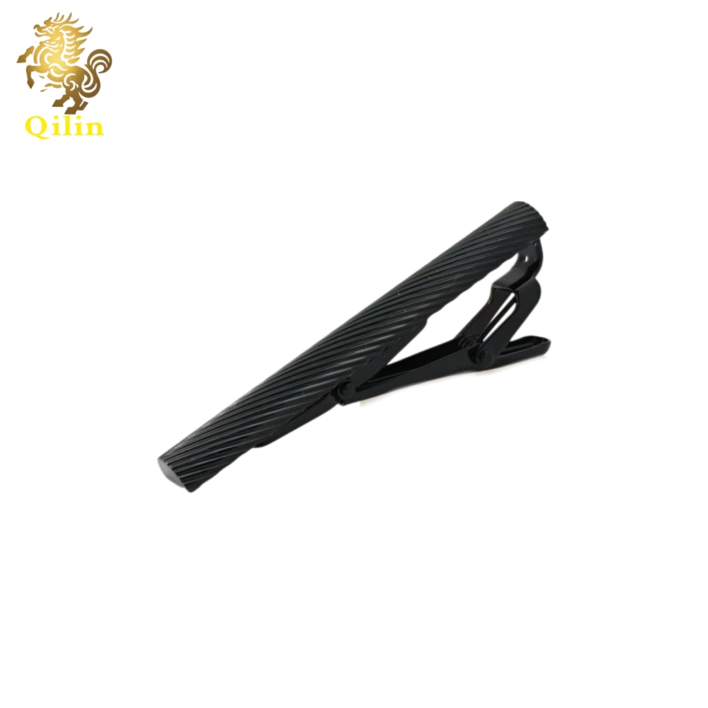 The QILIN tie clip comes in a gift box. It is a fashion pioneer with classic styles, and it is the best choice for weddings, business events, and as a gift for men.