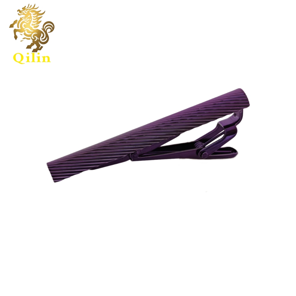 The QILIN tie clip comes in a gift box. It is a fashion pioneer with classic styles, and it is the best choice for weddings, business events, and as a gift for men.