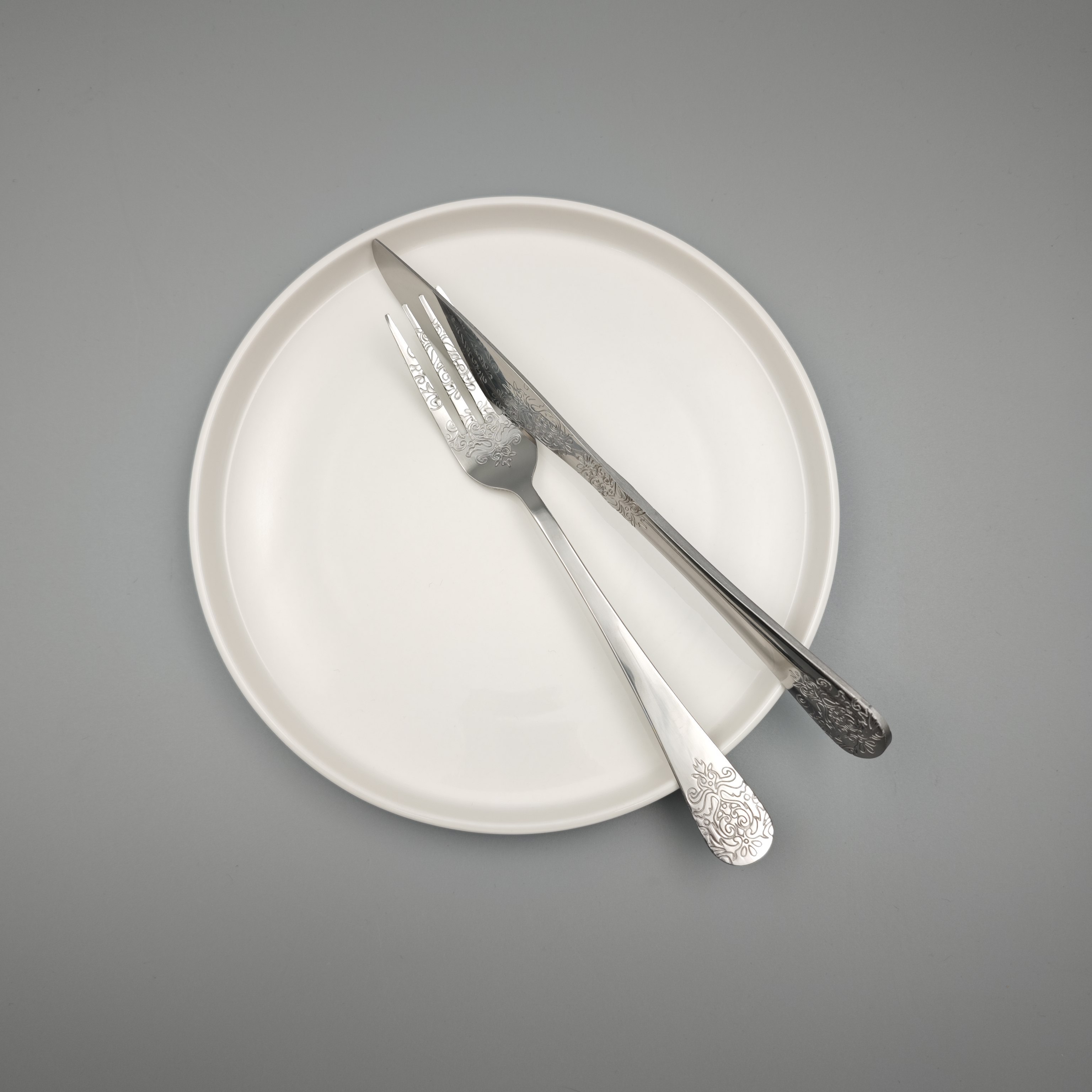Silver - Toned Cutlery Set with Ornate Patterns - Elegant Tableware