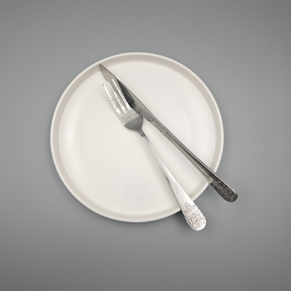 Silver - Toned Cutlery Set with Ornate Patterns - Elegant Tableware