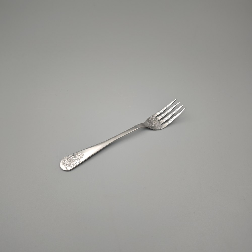 Silver - Toned Cutlery Set with Ornate Patterns - Elegant Tableware
