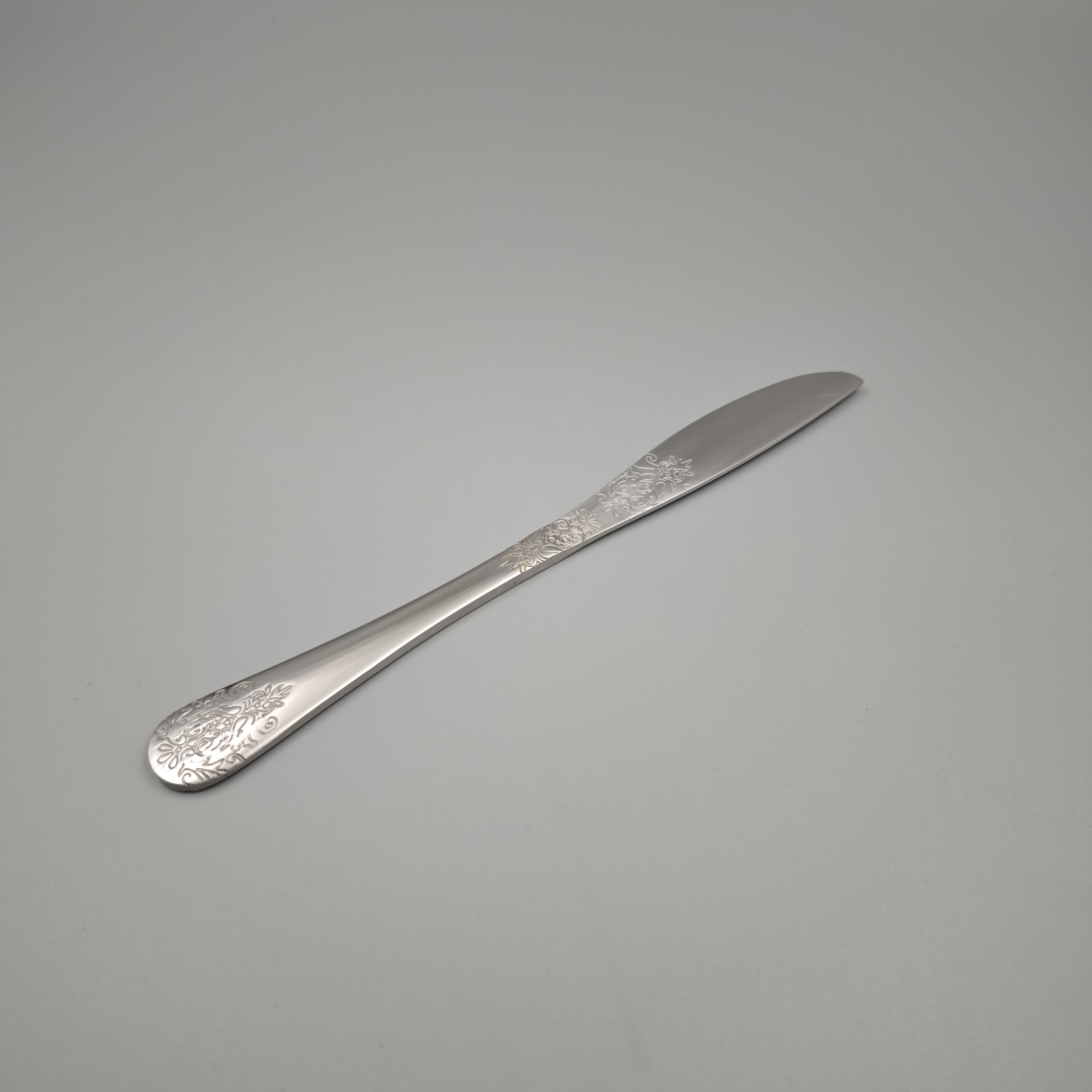 Silver - Toned Cutlery Set with Ornate Patterns - Elegant Tableware