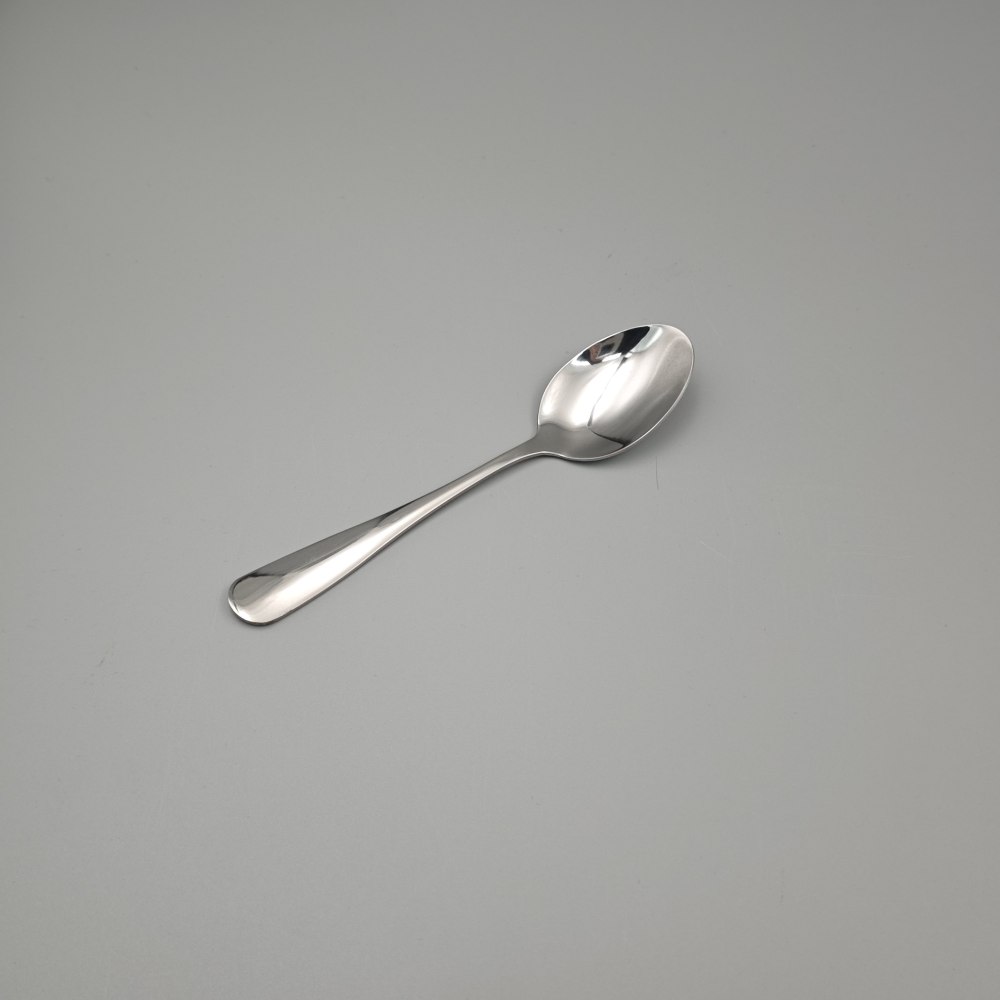 Silver - Toned Mirror Cutlery Set with Ornate Patterns - Elegant Tableware