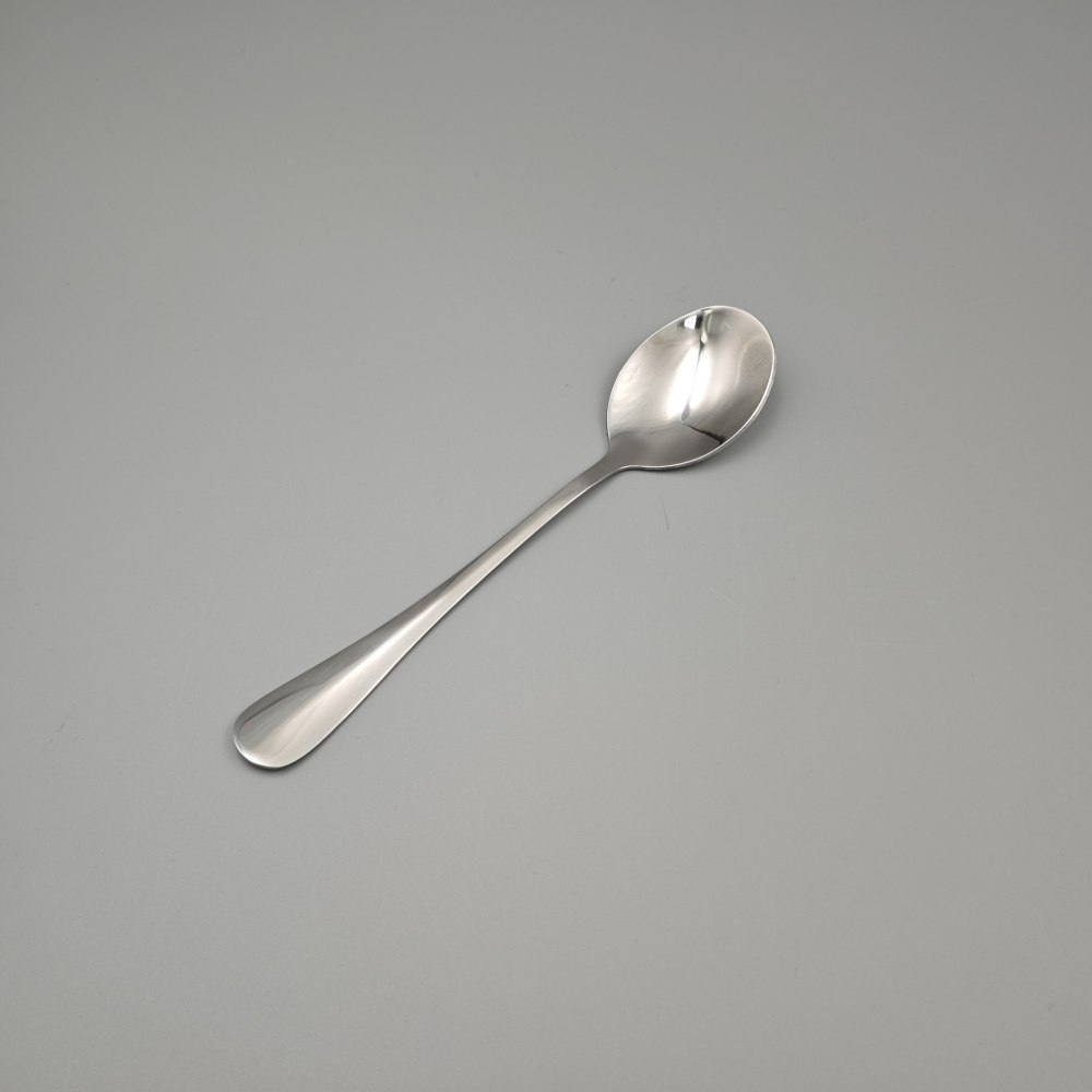 Silver - Toned Mirror Cutlery Set with Ornate Patterns - Elegant Tableware