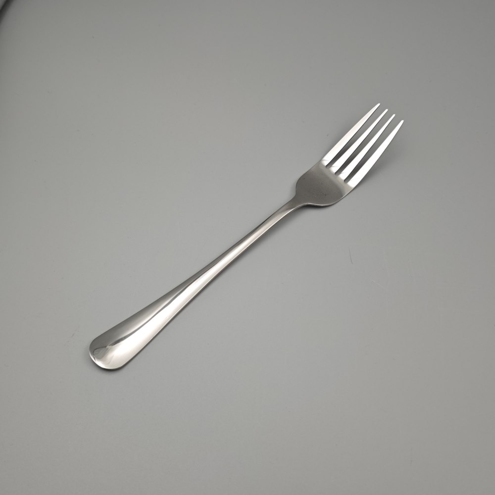 Silver - Toned Mirror Cutlery Set with Ornate Patterns - Elegant Tableware