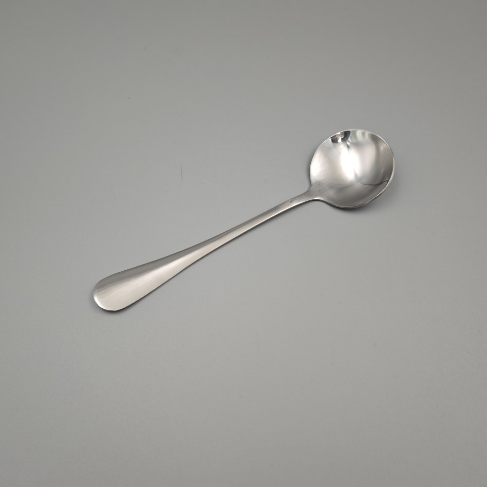 Silver - Toned Mirror Cutlery Set with Ornate Patterns - Elegant Tableware