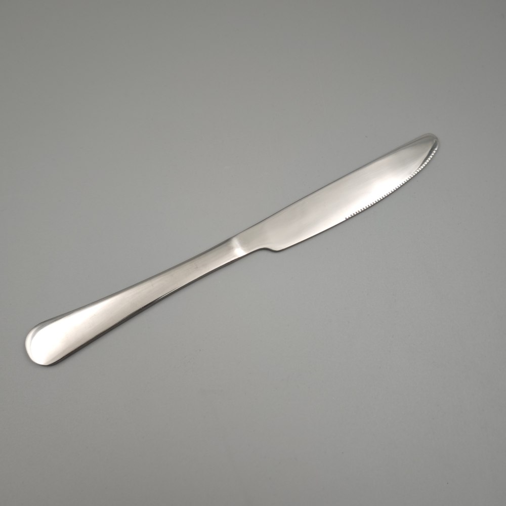 Silver - Toned Mirror Cutlery Set with Ornate Patterns - Elegant Tableware