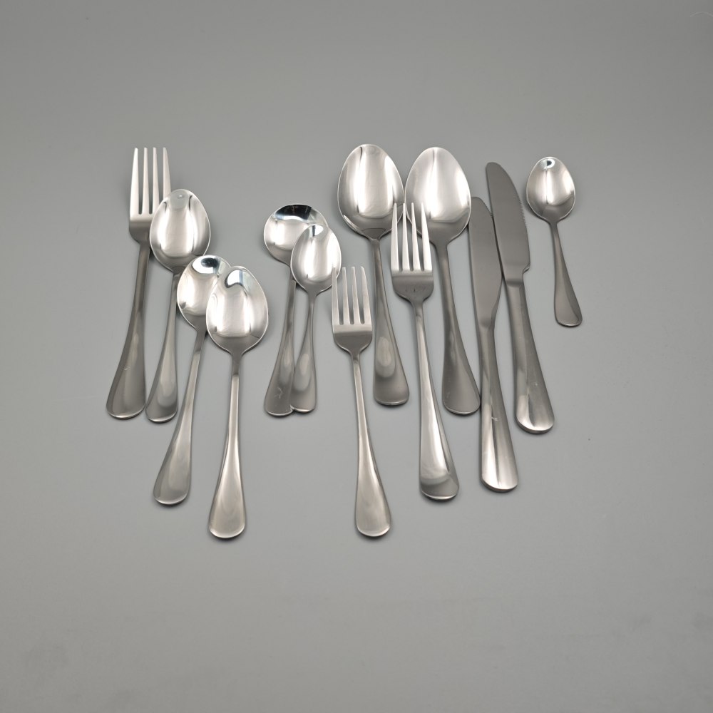 Silver - Toned Mirror Cutlery Set with Ornate Patterns - Elegant Tableware