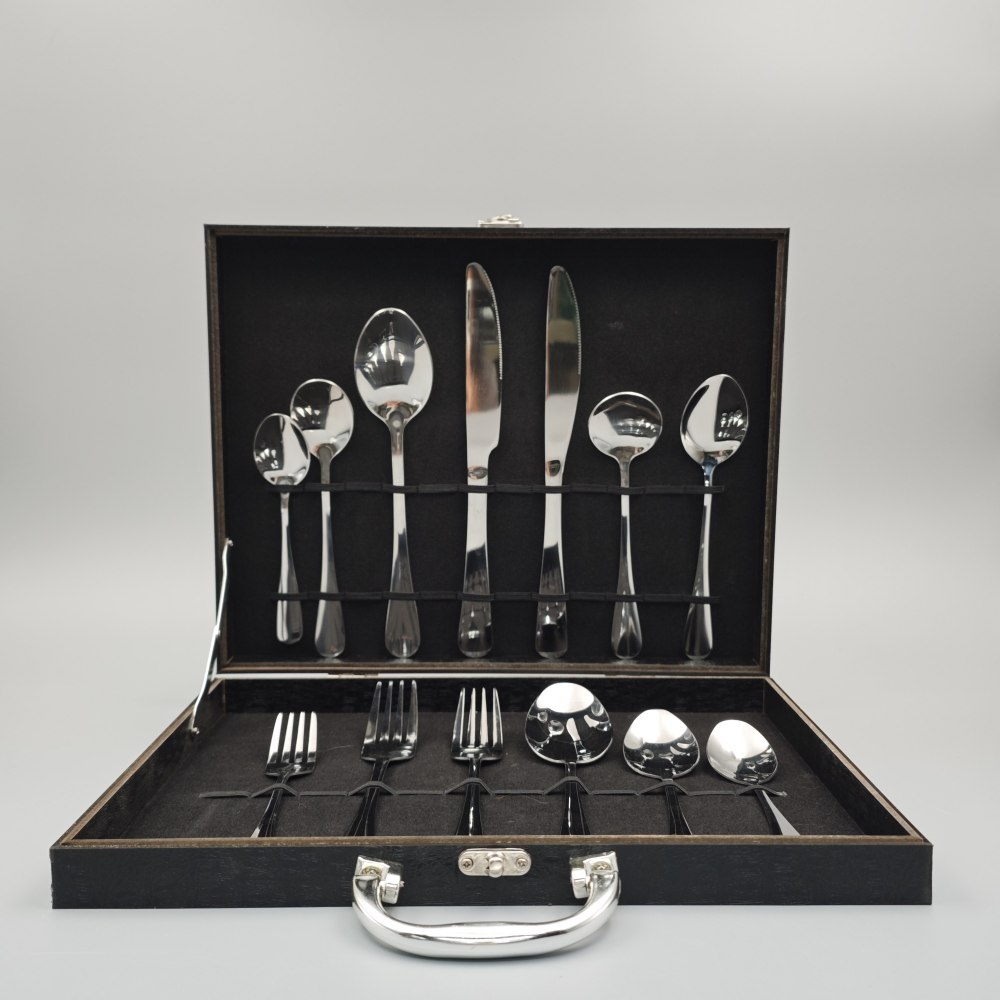 Silver - Toned Mirror Cutlery Set with Ornate Patterns - Elegant Tableware